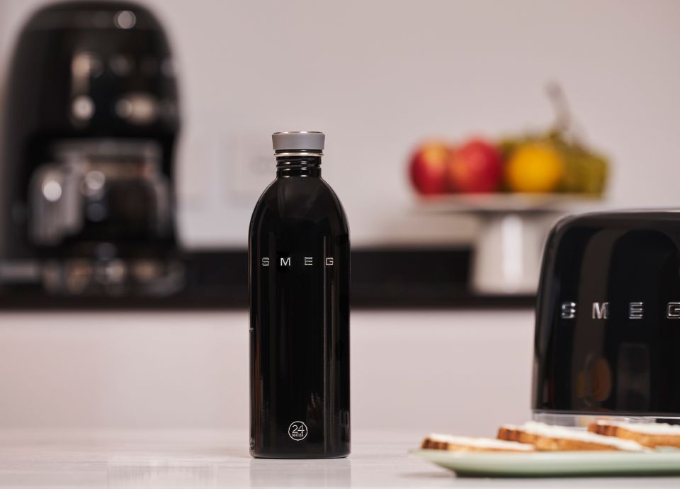 картинка Бутылка Smeg WBF02BL черный 